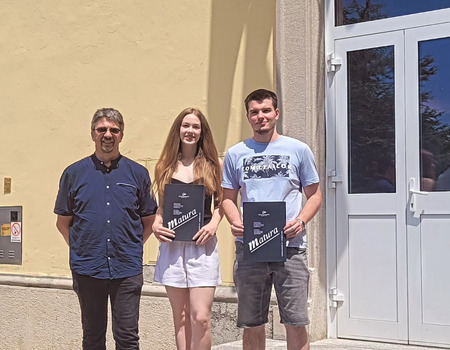 Lana Bubnič in Jan Tomšič z ravnateljem Goranom Uljanom